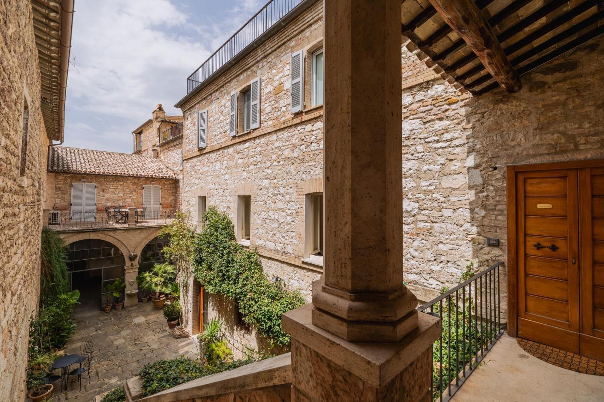 Suite Comunicanti, Tra Antico E Moderno Assisi Exterior foto